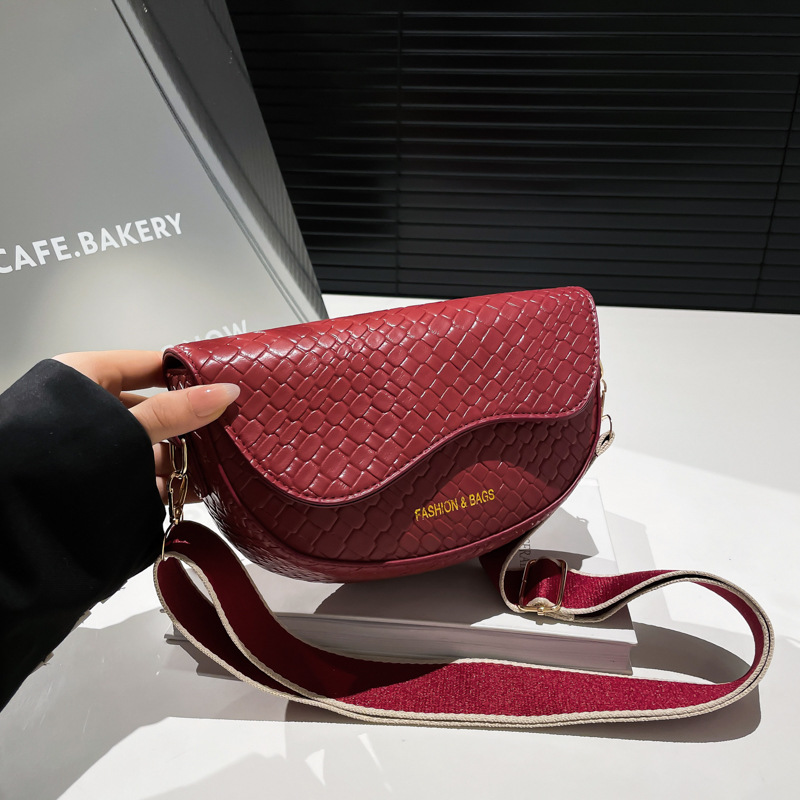 Large-capacity, fashionable single-shoulder, underarm women's texture 2025 new style, trendy retro and individual woven pattern crossbody saddle bag full figure