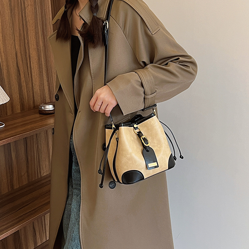 The color-blocking bucket bag is a new trendy and fashionable single-shoulder bag for women in the autumn and winter of 2023, featuring a Korean-style quality crossbody bag Specification drawing