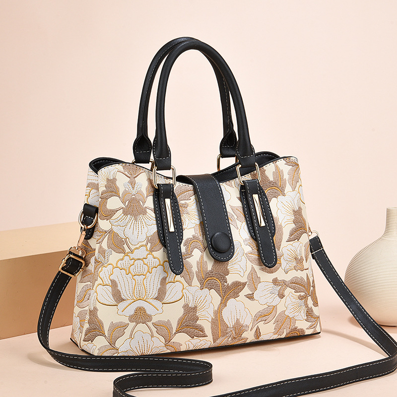 A new fashion bestseller for women in 2024, a single-shoulder crossbody bag from an export-oriented large bag manufacturer. It's a versatile summer handbag Specification drawing