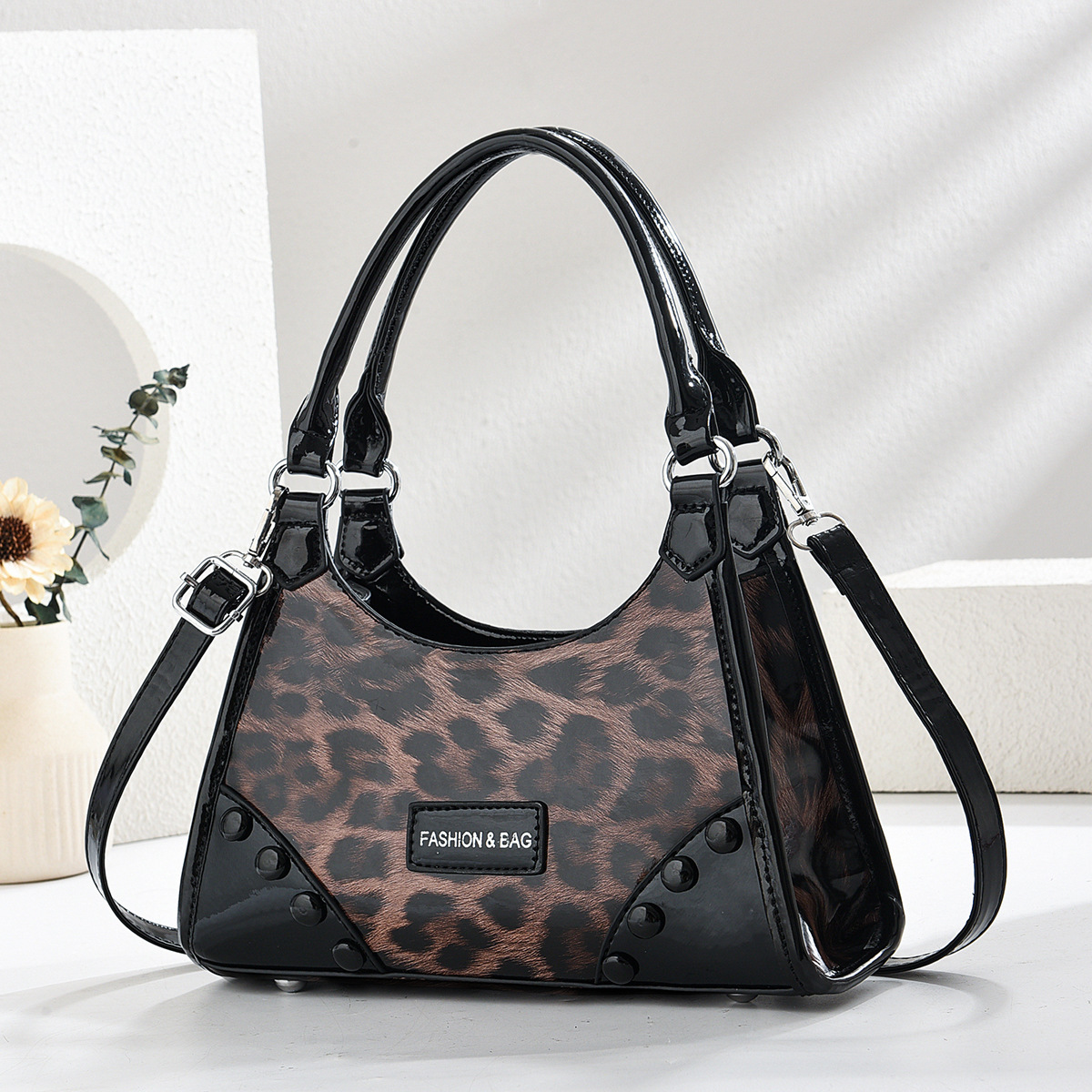 This year, the trend is to introduce new, fresh and fashionable small bags for women. These are leopard print crossbody, underarm bags, and hand-held shoulder bags details Picture