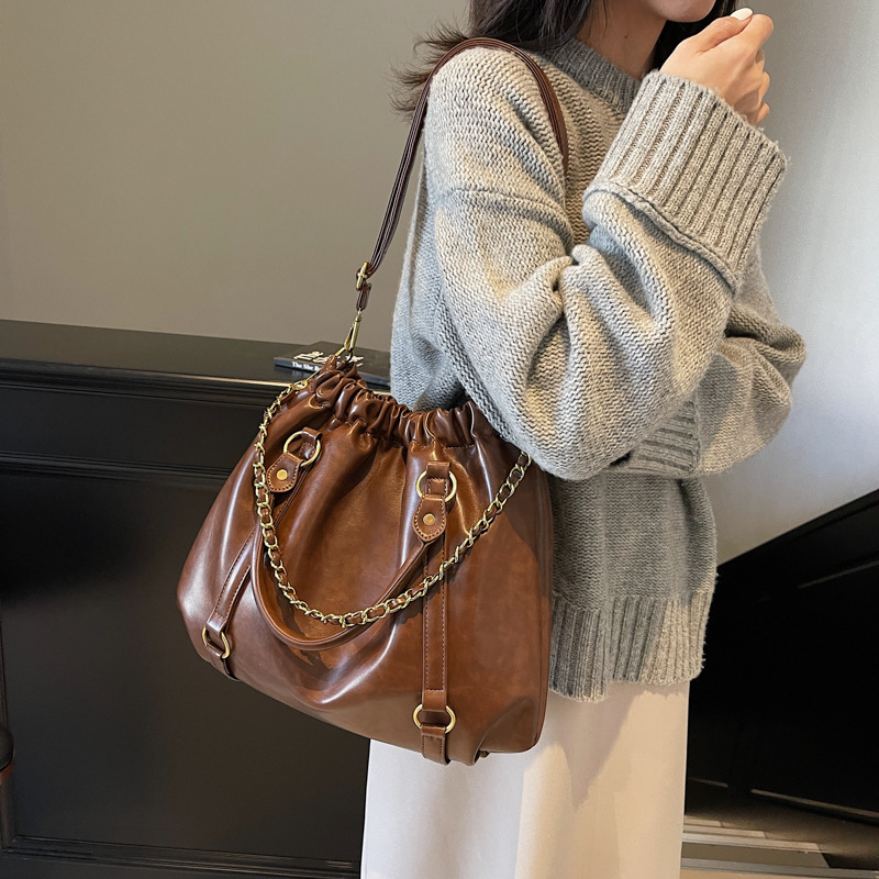 Fashionable crossbody small bag for women, 2024 new style single-shoulder underarm bag, casual bucket bag, travel and commuting backpack full figure