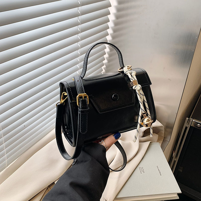 This year, a high-end and stylish hand-carried small square bag for women in 2025 is in vogue. It features a solid color, chic and niche single-shoulder crossbody bag Specification drawing
