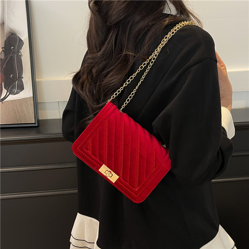 A new cross-border casual embroidered thread lock fashionable small square bag 2025, a simple single-shoulder crossbody bag with a fashionable chain details Picture