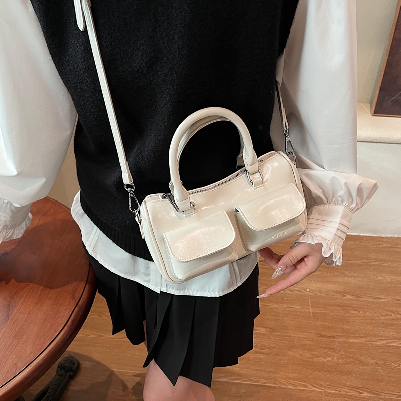 Retro hand-held bowling bag for women, 2025 new trendy and fashionable single-shoulder crossbody Boston bag, Korean version pillow bag Application Scenario