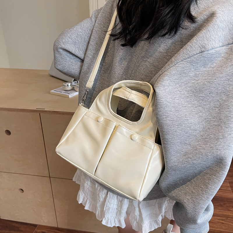 Retro and fashionable soft leather hand-held bucket bag for women, a new summer 2025 trendy and versatile single-shoulder crossbody bag for commuting and casual wear Application Scenario