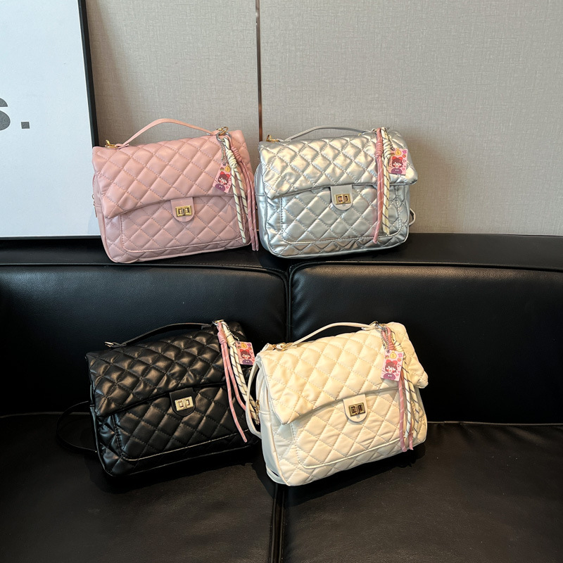Diamond-shaped chain bag for women, large capacity, new Spring 2025 fashion single-shoulder crossbody bag, versatile and high-quality backpack Application Scenario