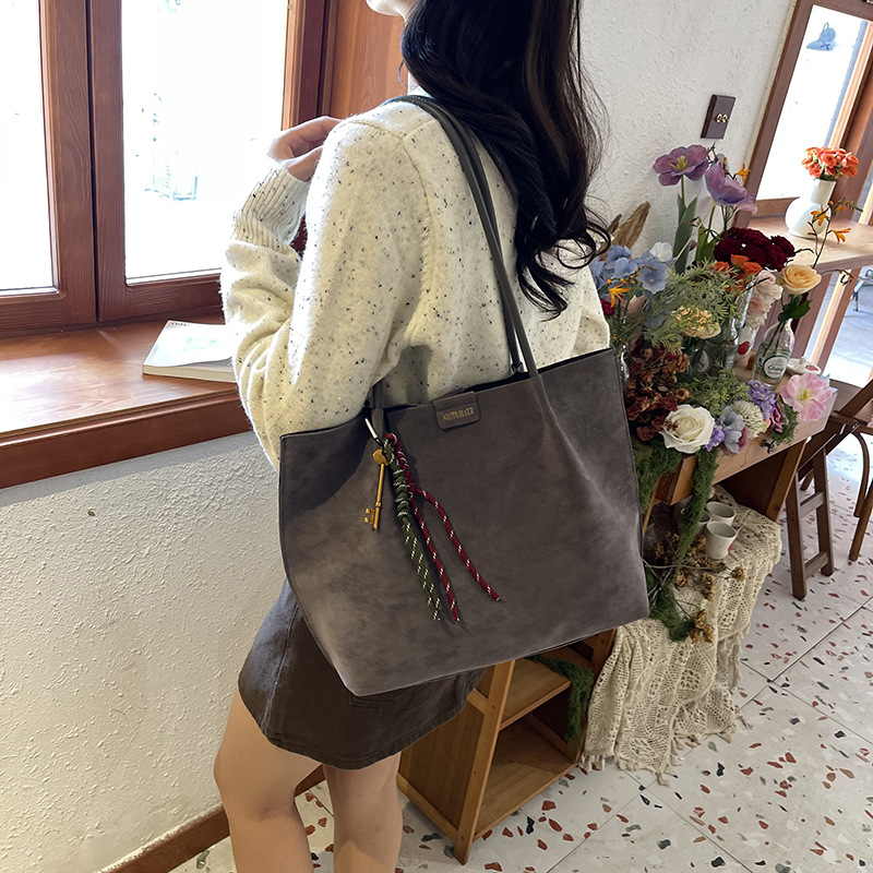Fashionable and casual tote bag for women 2024 new style, retro and trendy, versatile, large-capacity mother-and-child bag, high-end underarm bag Application Scenario