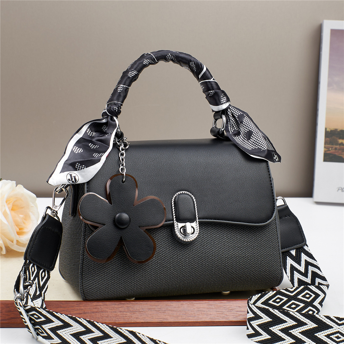 Ladies' silk scarf small square bag manufacturer's new autumn 2024 stylish and versatile handbag for middle-aged and elderly mothers Application Scenario
