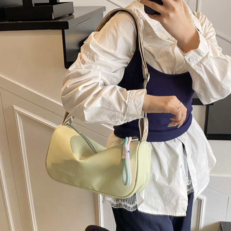 Korean style Instagram trendy casual single-shoulder underarm bag for women 2025 New high-end and simple crossbody pillow bag Application Scenario