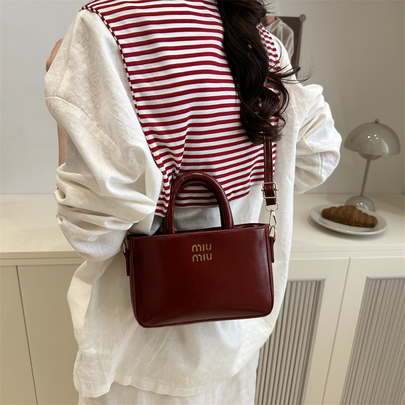 A fashionable and versatile hand-held crossbody bag for women's commuting to work, PU Women 2025 cross-border single-shoulder bag details Picture