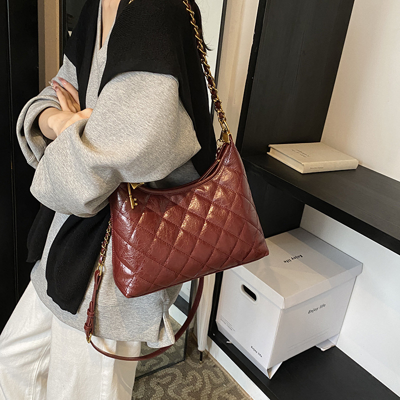 2024 New niche design light luxury bag, women's trend diamond-shaped chain bag, fashionable and elegant single-shoulder crossbody bag Application Scenario