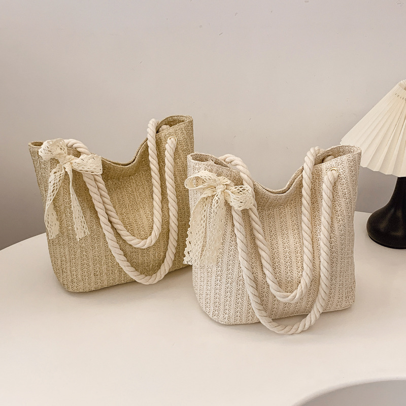 A new 2025 trendy, fashionable and fresh single-shoulder bag made of straw weaving. It is a simple underarm tote bag Application Scenario