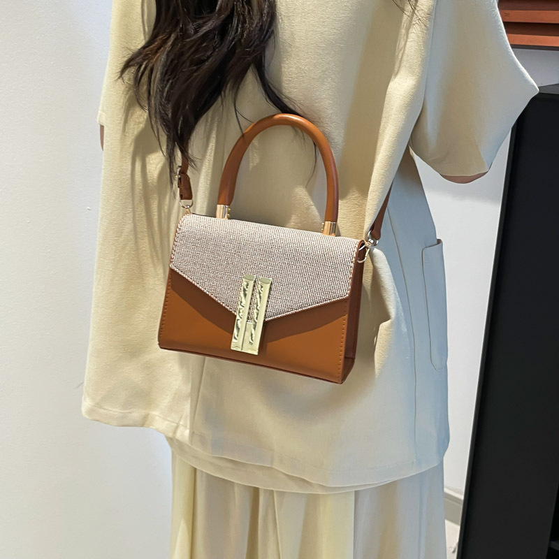 "2025 New bags, a trendy single-shoulder small square bag, casual and stylish crossbody bag for women. Specification drawing