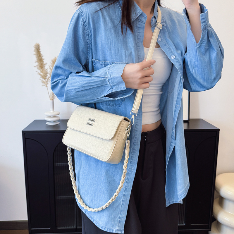 High-end texture, simple and versatile, elegant hand-held small square bag for women, a new spring 2025 work and commuting crossbody bag Application Scenario
