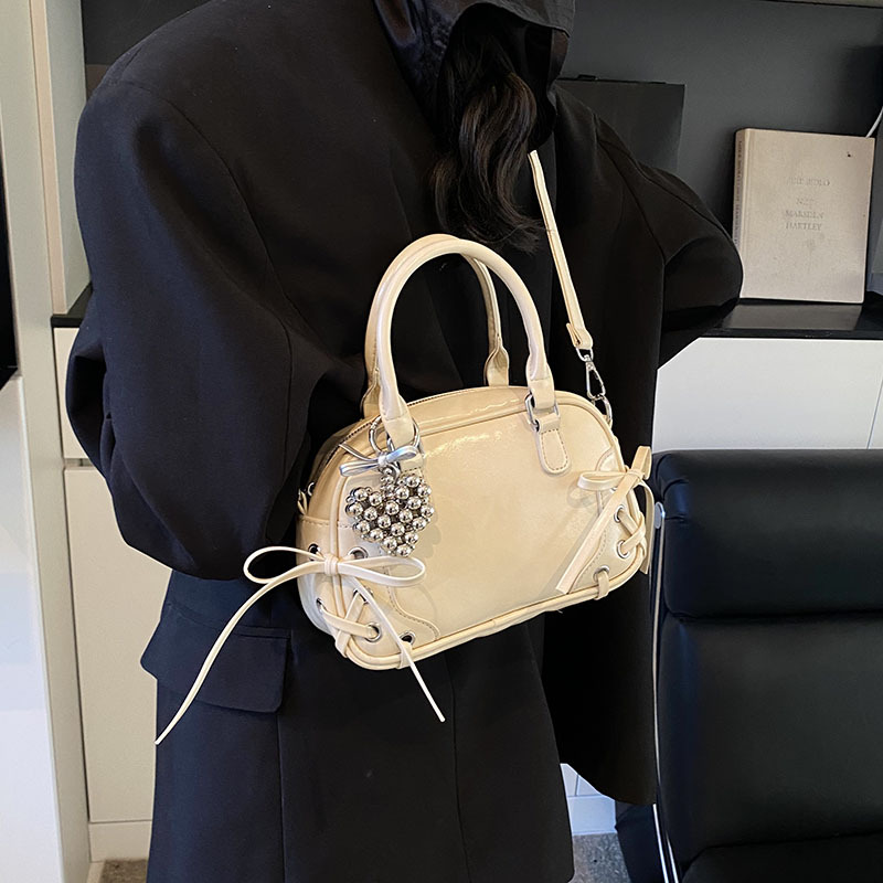 A stylish and sweet bow hand-held Boston bag for women, a new style of high-quality commuting versatile single-shoulder crossbody bag for 2025 Application Scenario