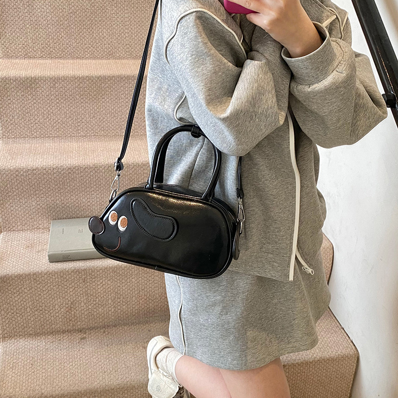 A niche design with a fun Dachshund handbag for women in 2025, a new retro and simple solid color single-shoulder crossbody bag Application Scenario