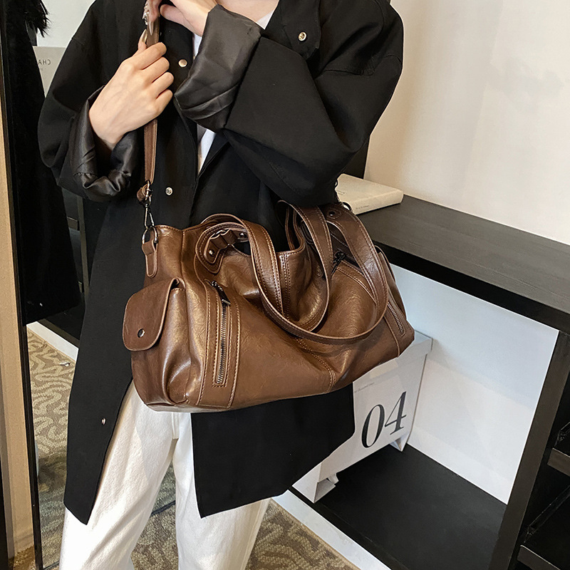 Women's tote bag, large-capacity crossbody bag, 2024 new retro, casual, versatile and high-end single-shoulder handbag Application Scenario