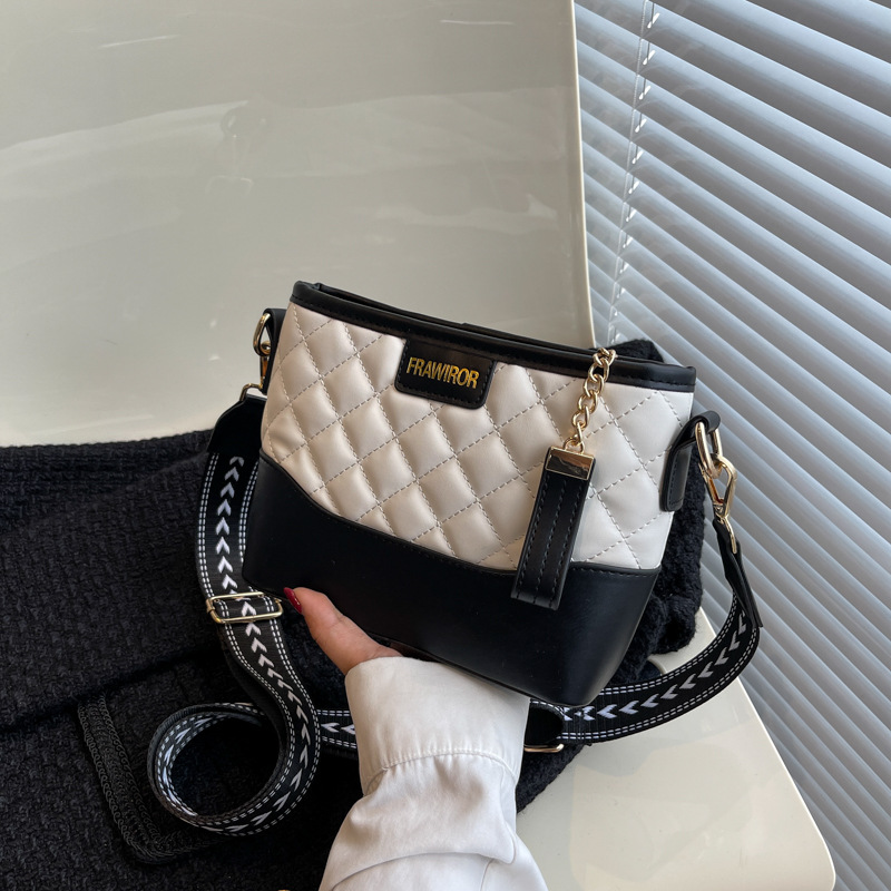 This year's popular bag for women: The 2024 new trendy and fashionable wide-shoulder crossbody bag, a versatile Instagram casual and wandering bag details Picture