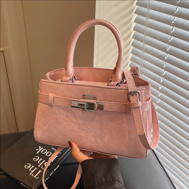 Carry a stylish handbag, a trendy Kelly bag for summer 2025, a high-end shoulder bag, and a versatile crossbody bag full figure