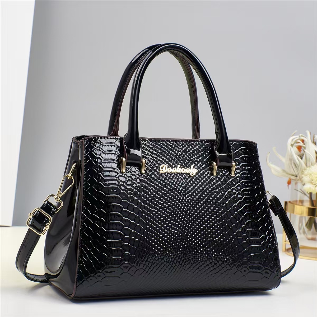The new crossbody bag with a high appearance level, featuring snake pattern and contrasting colors, is a multi-layered fashionable large-capacity single-shoulder bag that is versatile for cross-border use full figure