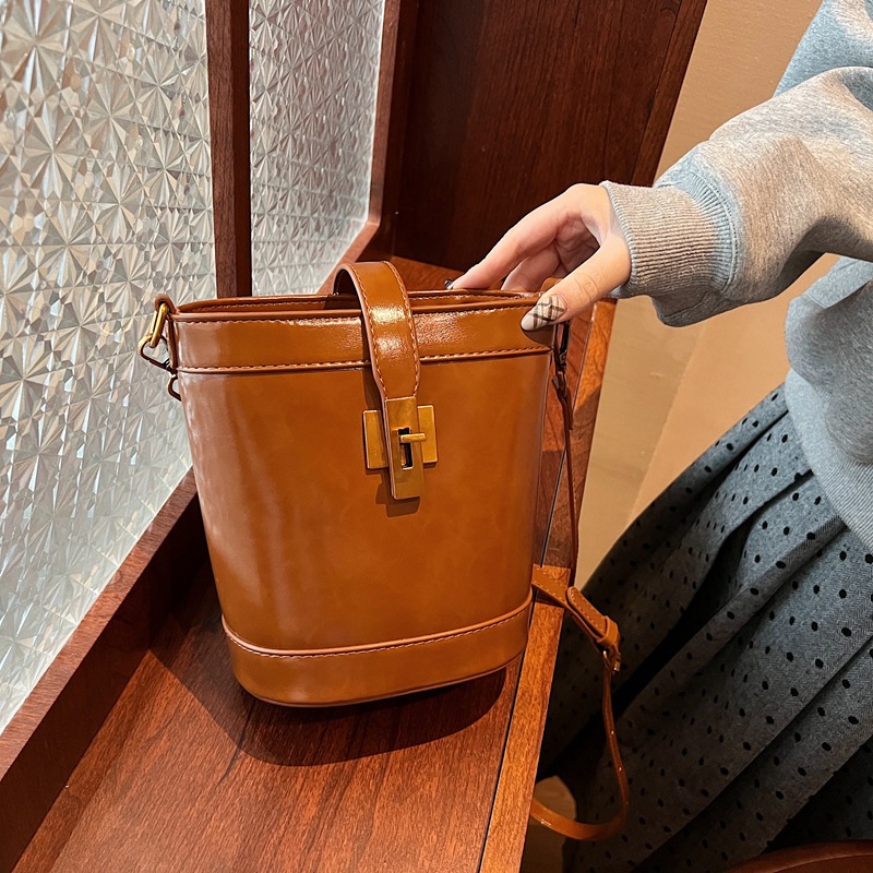 High-end oil wax leather bucket bag for women, 2024 new retro, trendy, simple and versatile single-shoulder crossbody bag for women full figure