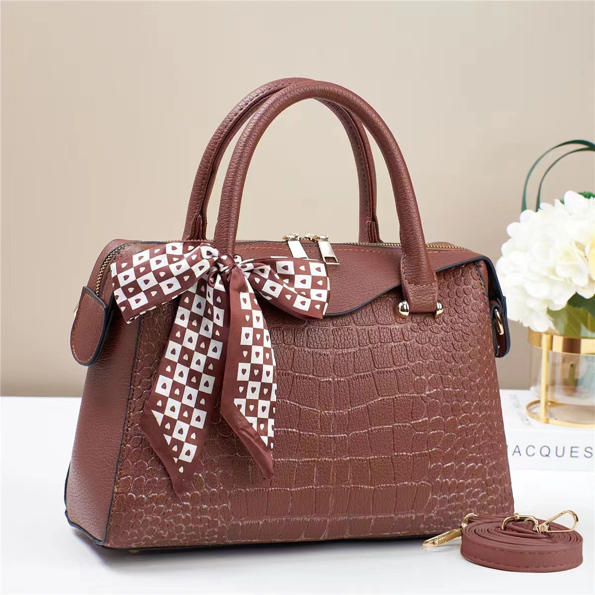A popular single-shoulder crossbody bag from a fashion manufacturer for foreign trade, a new spring large bag bestseller, and a versatile handbag for women in 2024 details Picture