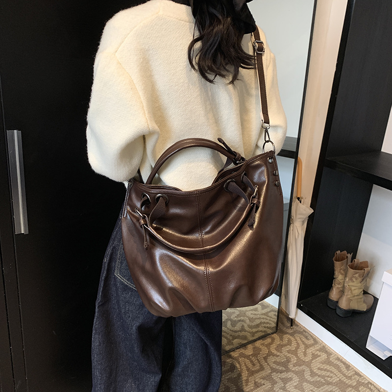 Fashionable and versatile retro handbag for women, 2024 new style, trendy and stylish single-shoulder bag, large-capacity crossbody tote bag Application Scenario