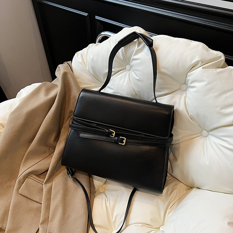 A simple, stylish and stylish small handbag for women in 2025, a high-end, versatile crossbody bag for commuting Application Scenario