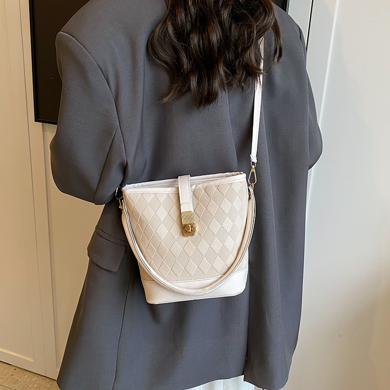 This year, the 2024 new summer versatile single-shoulder crossbody bag with a Korean-style hand-held bucket bag is in fashion Specification drawing