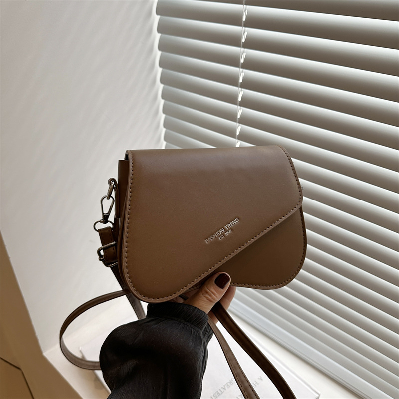 The 2025 new style of fashionable women's bag is versatile for commuting, featuring a single-shoulder crossbody bag with a mobile phone and loose change. It's a cross-border trend full figure