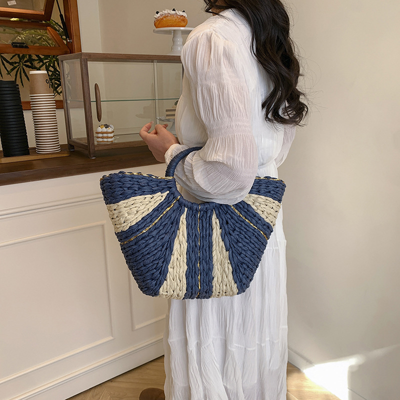 Large-capacity hand-held straw woven bag, new wide striped hand-held woven bag, vacation beach bag, color-blocking and versatile tote bag Application Scenario