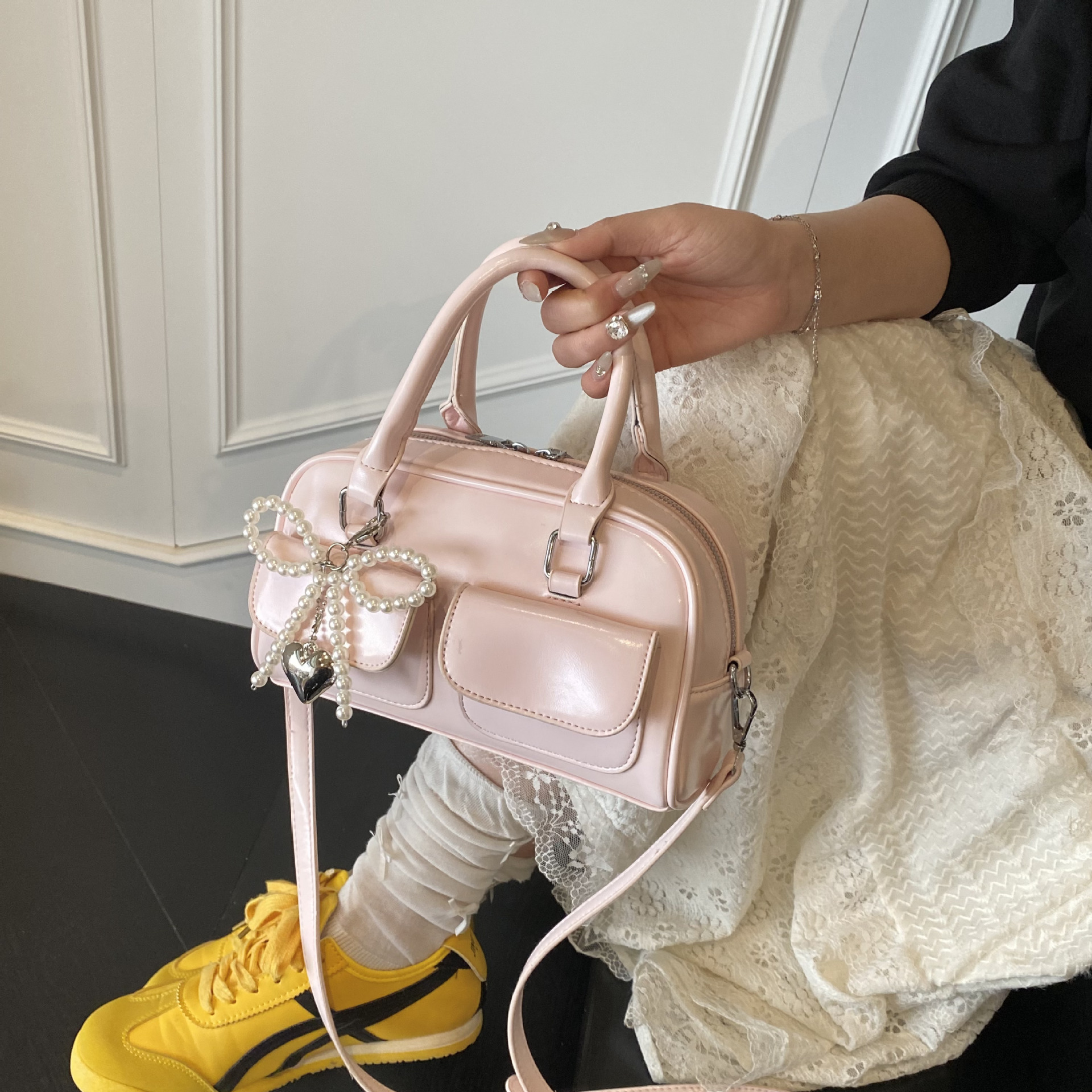 This Korean niche and simple underarm Boston women's bag exudes a sense of sophistication and is versatile for commuting. It features multiple pockets and is a casual single-shoulder small square bag Specification drawing