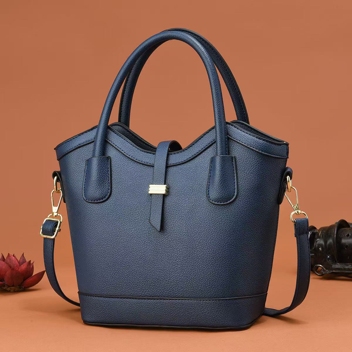 The new cross-border fashion commuting hand-held bucket bag for mom is a versatile, trendy, simple and large-capacity single-shoulder crossbody bag Specification drawing