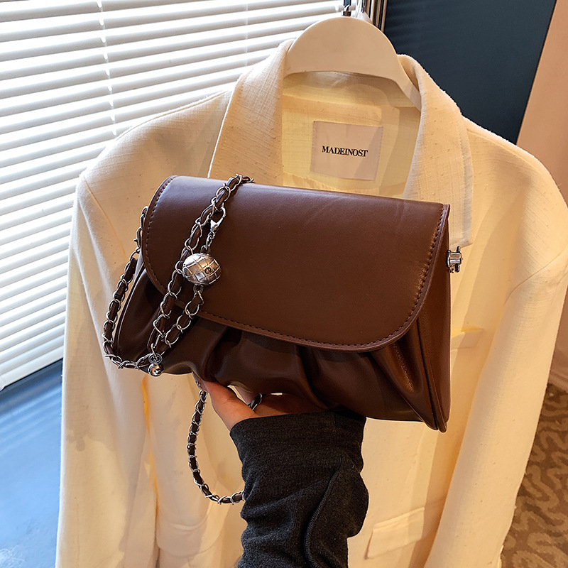 This year, the new fashion single-shoulder crossbody bag for women in 2025 is a versatile chain pleated crossbody small square bag full figure