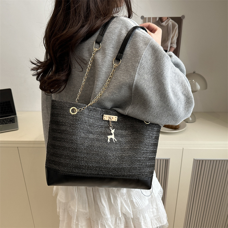 A new summer large-capacity hand-held shoulder tote bag made of straw weaving for women in 2025 details Picture