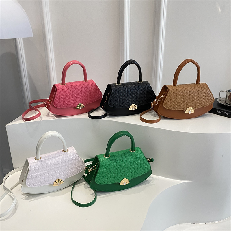 A simple, high-end and stylish new style for the summer of 2025, a versatile and fashionable single-shoulder crossbody small square bag for women Application Scenario