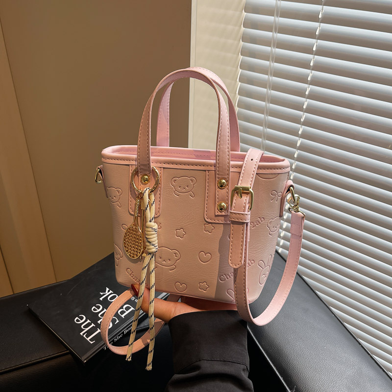This is a new Korean-style, high-end, versatile bucket bag with a simple and retro design. It's a single-shoulder crossbody bag from a niche brand details Picture