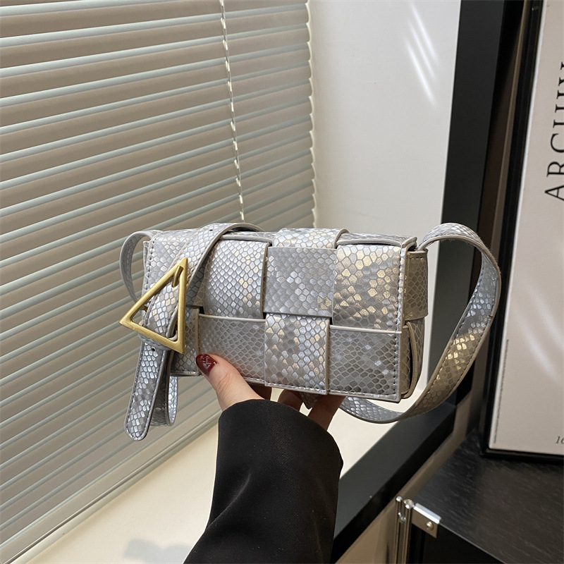 A unique spring, stylish, casual and niche design small square bag 2025 new trendy, simple crossbody bag and single-shoulder bag full figure