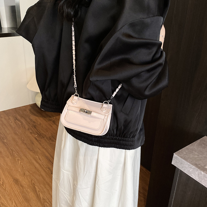 Korean retro Mini square bag for women, Spring 2025 new style, niche retro Kelly bag, casual single-shoulder crossbody bag Application Scenario