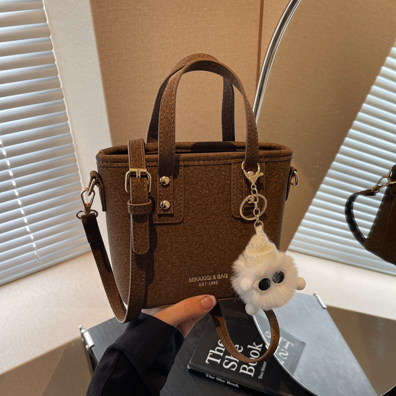 The new women's 2024 fashionable bucket bag features a niche design. It's a single-shoulder crossbody bag with a high-end feel and a small work handbag details Picture