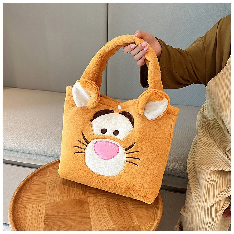 2022 New Japanese-style strawberry bear handbag, plush toy bag, women's shoulder bag, large-capacity makeup handbag gift Application Scenario