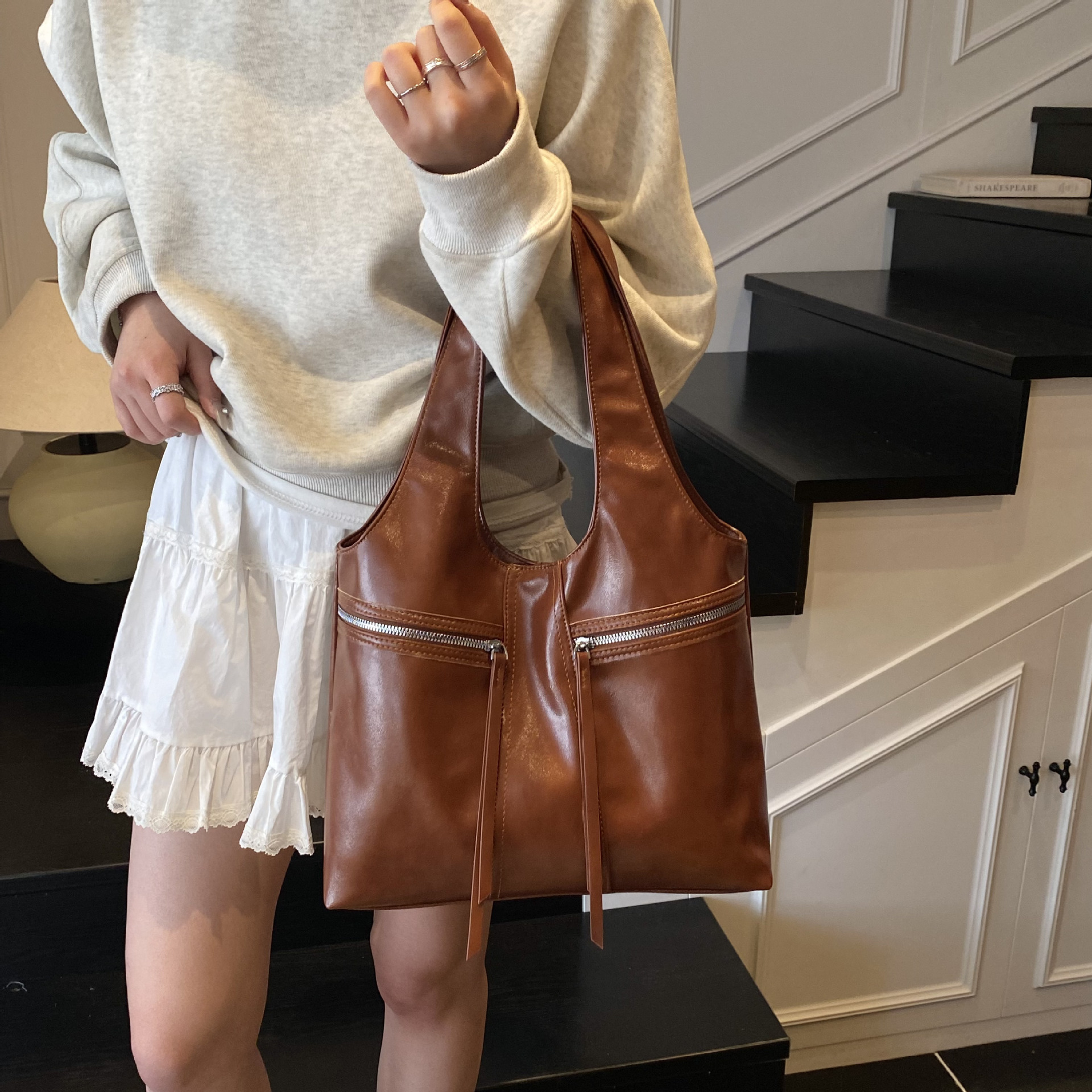 Retro large-capacity women's bag 2025 Spring/Summer new soft leather high-end single-shoulder underarm bag commuting tote bag Application Scenario