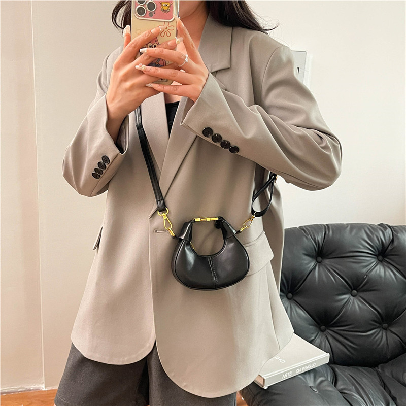 This is a new, trendy, versatile and personalized mini single-shoulder crossbody bag with a frosted texture for women in 2025 details Picture