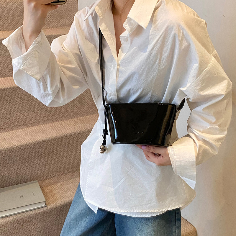 This high-end and stylish hand-held bucket bag with lychee pattern is a new model for women in 2025. It is a trendy and versatile single-shoulder crossbody bag details Picture