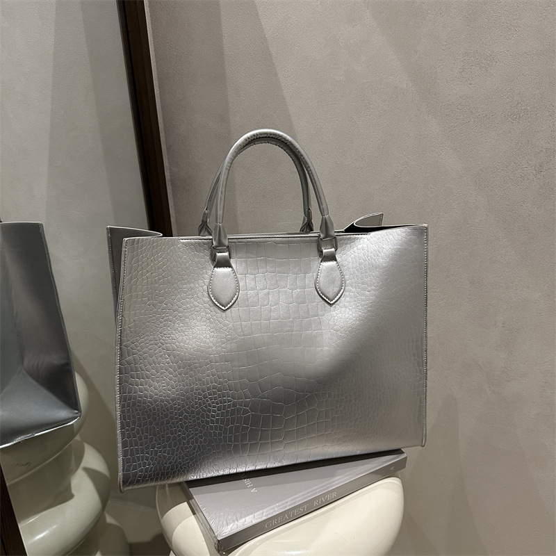 A stylish and large-capacity casual commuting single-shoulder bag for summer 2025, featuring a solid color, trendy and simple hand-held tote bag full figure