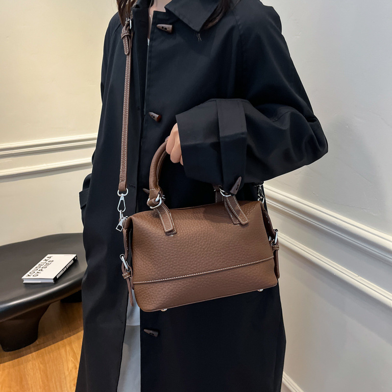 A high-end and stylish hand-held pillow bag, a new winter 2024 simple and casual single-shoulder bag, a French niche crossbody bag Application Scenario