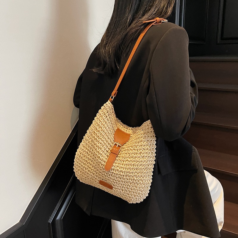 Summer stylish and casual crossbody bucket bag for women, large-capacity beach vacation bag, trendy single-shoulder straw woven bag details Picture