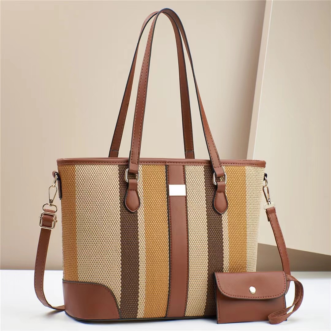 A large-capacity, retro and casual tote bag for women in 2024, a fashionable and versatile single-shoulder crossbody handbag Application Scenario