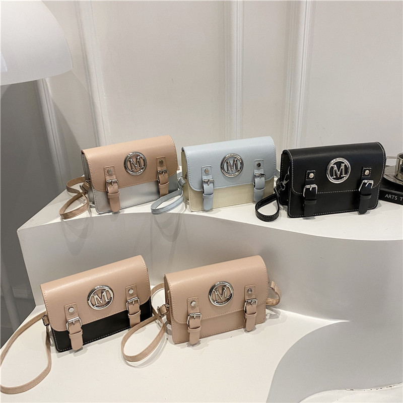 This fashionable and elegant single-shoulder crossbody small square bag with a unique and high-quality bow is a popular single-shoulder bag for women in the spring of 2025 Application Scenario