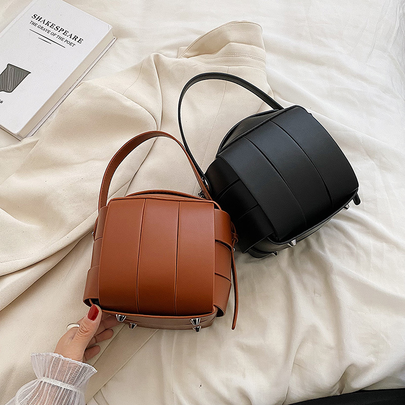 "2022 New Korean-style patchwork color-blocking chain small square bag, casual hand-held shoulder crossbody bag for bag women, available for delivery. Application Scenario